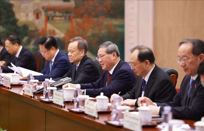 Thủ tướng Lý Cường và các thành viên đoàn Trung Quốc tham dự hội đàm. Ảnh: Dương Giang-TTXVN
