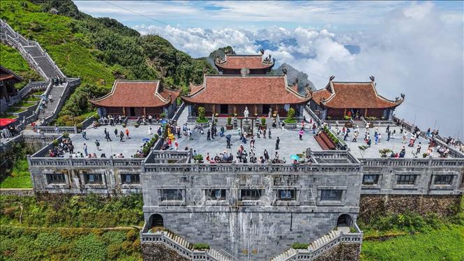 Bích Vân Thiền Tự nằm trên độ cao 3.037m, công trình tâm linh được xây dựng theo phong cách kiến trúc thời Trần. Đối xứng 2 bên là đền thờ Đức Thánh Trần và Đền thờ Tam thánh Mẫu. Ảnh: Hoàng Hiếu - TTXVN