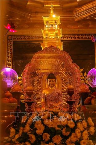 Ngọc Xá lợi Phật được cất giữ trong tháp đồng nhỏ, trong tháp pha lê lưu ly 7 tầng, tỏa sáng giữa không gian trang nghiêm trong lòng Đại Tượng Phật A Di Đà ở độ cao 3000m. Ảnh: Hoàng Hiếu - TTXVN