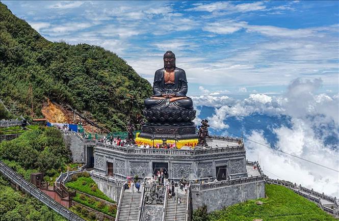 Đại Tượng Phật là bức tượng bằng đồng cao nhất Việt Nam nằm tại độ cao hơn 3000m, với chiều cao 21,5 m, nặng 50 tấn. Ảnh: Hoàng Hiếu - TTXVN
