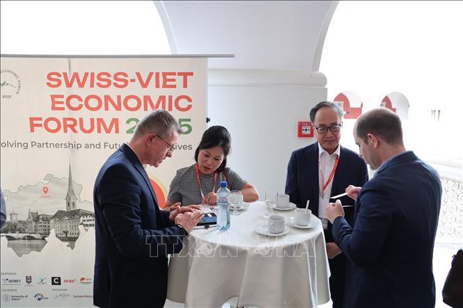 Đại diện doanh nghiệp Việt Nam và Thụy Sĩ kết nối, mở rộng mạng lưới quan hệ hợp tác tại sự kiện. Ảnh: Anh Hiển - PV TTXVN tại Thụy Sĩ