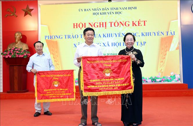 Tặng cờ thi đua của Trung ương Hội Khuyến học Việt Nam cho đơn vị dẫn đầu phong trào khuyến học, khuyến tài của tỉnh Nam Định. Ảnh: Nguyễn Lành - TTXVN 