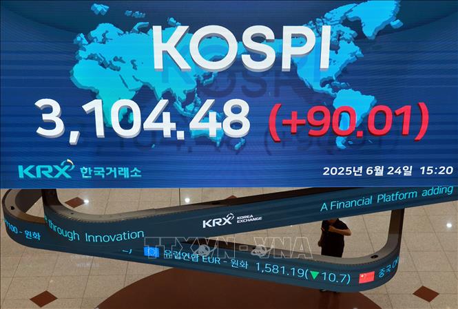 Chỉ số tổng hợp KOSPI (ảnh) tăng vọt 68,65 điểm, tương đương 2,28% lên 3.083,12 điểm vào 11h20 (giờ địa phương). Yonhap/TTXVN