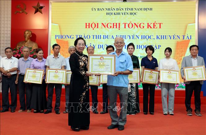 Trao Bằng khen của Trung ương Hội Khuyến học Việt Nam cho các đơn vị đạt nhiều thành tích trong phong trào khuyến học, khuyến tài của tỉnh Nam Định. Ảnh: Nguyễn Lành - TTXVN 