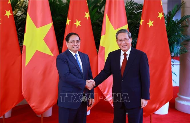 Thủ tướng Phạm Minh Chính với Thủ tướng Trung Quốc Lý Cường. Ảnh: Dương Giang-TTXVN