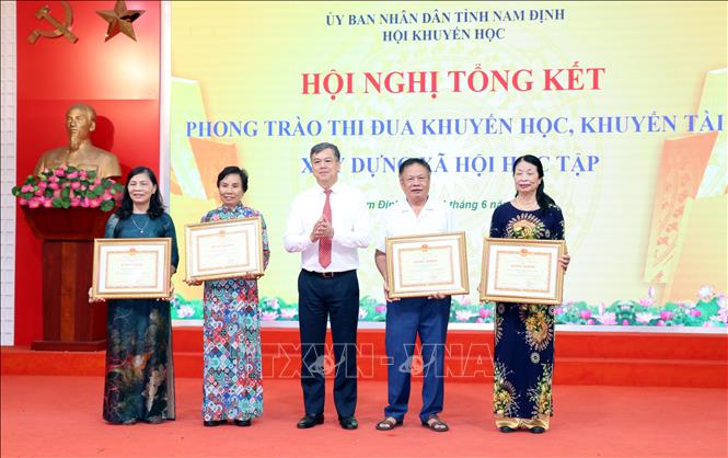 Trao Bằng khen của Chủ tịch UBND tỉnh Nam Định cho các tập thể đạt thành tích trong phong trào khuyến học, khuyến tài của tỉnh. Ảnh: Nguyễn Lành - TTXVN 