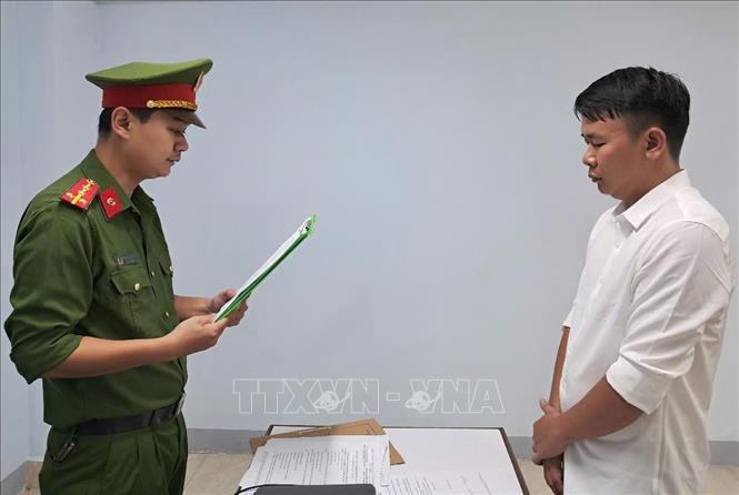 Cơ quan Cảnh sát điều tra Công an thành phố Đà Nẵng tống đạt các quyết định đối với Hà Công Tài. Ảnh: TTXVN phát
