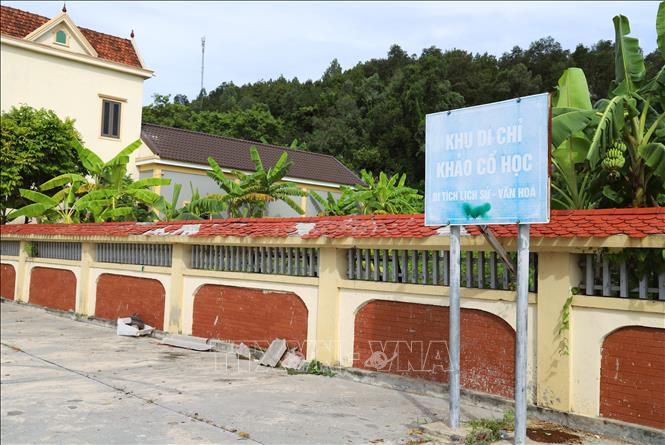 Lớp ngói trên hệ thống tường bao mặt ngoài Di chỉ khảo cổ học Quỳnh Văn hướng ra quốc lộ 1A đã hư hỏng nhiều nhưng chưa được sửa chữa. Ảnh: Xuân Tiến - TTXVN
