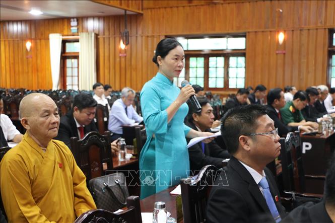 Đại biểu HĐND tỉnh Long An chất vấn lãnh đạo UBND, các sở, ngành Long An. Ảnh: Thanh Bình -TTXVN