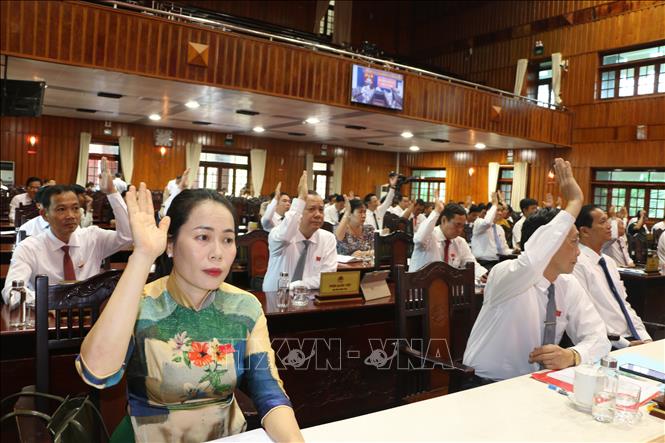 Đại biểu HĐND tỉnh Long An thống nhất, thông qua nội dung các Nghị quyết. Ảnh: Thanh Bình -TTXVN
