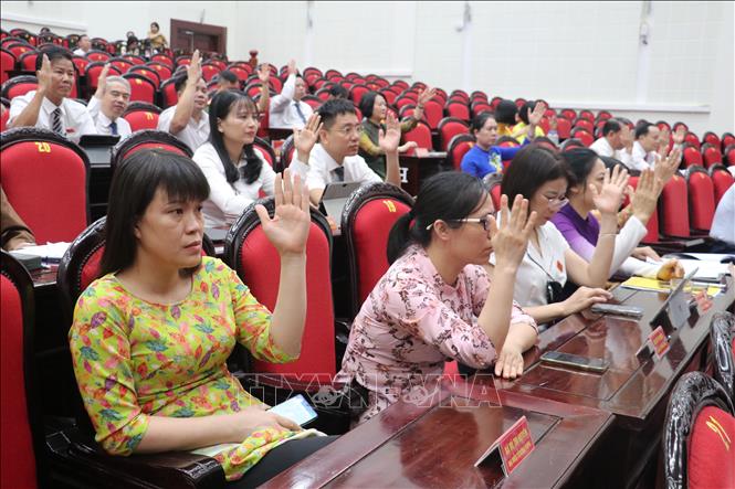 Các đại biểu biểu quyết thông qua Nghị quyết tại Kỳ họp. Ảnh: Vũ Quang – TTXVN