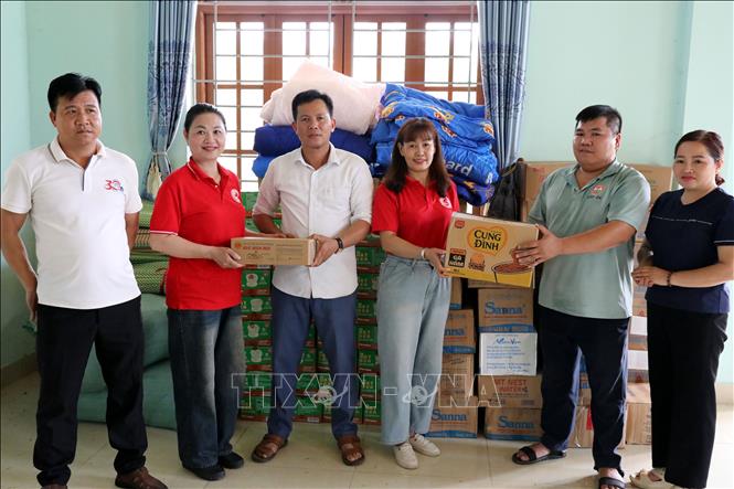 Hội Chữ thập đỏ tỉnh Lạng Sơn trao quà hỗ trợ cho xã Nhật Tiến, huyện Hữu Lũng. Ảnh: Văn Đạt - TTXVN