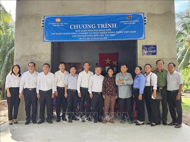 Trao nhà Đại đoàn kết cho hộ khó khăn về nhà ở tại xã Quới Điền, huyện Thạnh Phú, Bến Tre do Agribank chi nhánh tỉnh Bến Tre hỗ trợ. Ảnh: Chương Đài - TTXVN