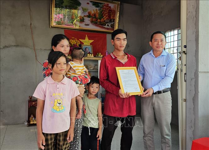 Bàn giao căn nhà “Đại đoàn kết” cho gia đình chị Sơn Thị Sà Phol – dân tộc Khmer, ở xã Vĩnh Hòa, huyện Ba Tri, tỉnh Bến Tre, do công ty MTV xổ số kiến thiết Bến Tre hỗ trợ. Ảnh: Chương Đài - TTXVN