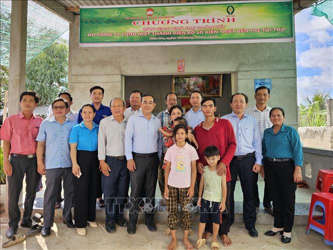 Ủy ban MTTQ Việt Nam tỉnh Bến Tre tổ chức lễ bàn giao căn nhà “Đại đoàn kết” cho gia đình chị Sơn Thị Sà Phol – dân tộc Khmer, ở xã Vĩnh Hòa, huyện Ba Tri, tỉnh Bến Tre, do công ty MTV xổ số kiến thiết Bến Tre hỗ trợ. Ảnh: Chương Đài - TTXVN