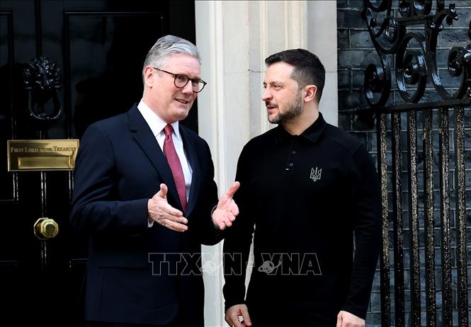 (Tư liệu) Thủ tướng Anh Keir Starmer (trái) và Tổng thống Ukraine Volodymyr Zelensky tại cuộc gặp ở London ngày 1/3/2025. Ảnh: THX/TTXVN