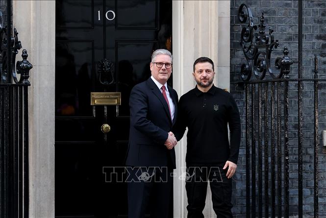 (Tư liệu) Thủ tướng Anh Keir Starmer (trái) và Tổng thống Ukraine Volodymyr Zelensky tại cuộc gặp ở London ngày 1/3/2025. Ảnh: THX/TTXVN