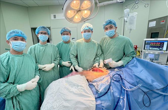 Ca phẫu thuật được thực hiện thành công trong gần 4 giờ đồng hồ giúp khôi phục cấu trúc và chức năng chi thể. Ảnh: TTXVN phát