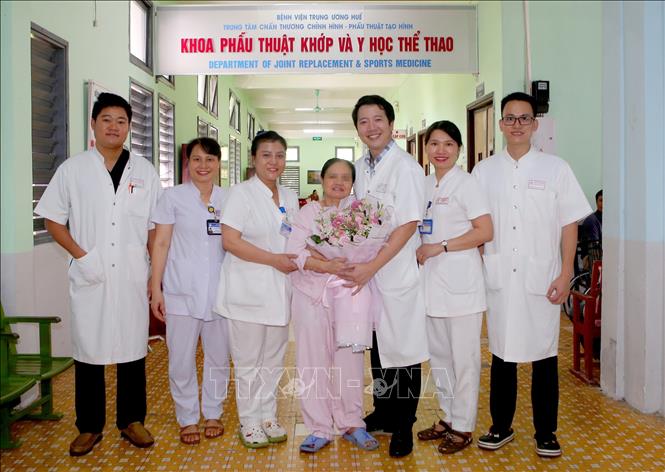 Đội ngũ y, bác sỹ chúc mừng bệnh nhân sau ca phẫu thuật thành công. Ảnh: TTXVN phát