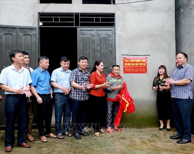 Chủ tịch UBND tỉnh Hà Giang Phan Huy Ngọc khánh thành nhà mới của gia đình ông Nông Văn Viện, thôn Nà Lá, xã Minh Ngọc, huyện Bắc Mê. Ảnh: TTXVN phát