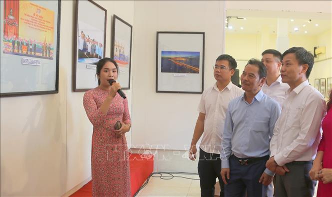 Đại biểu nghe giới thiệu về triển lãm. Ảnh: Minh Thu - TTXVN