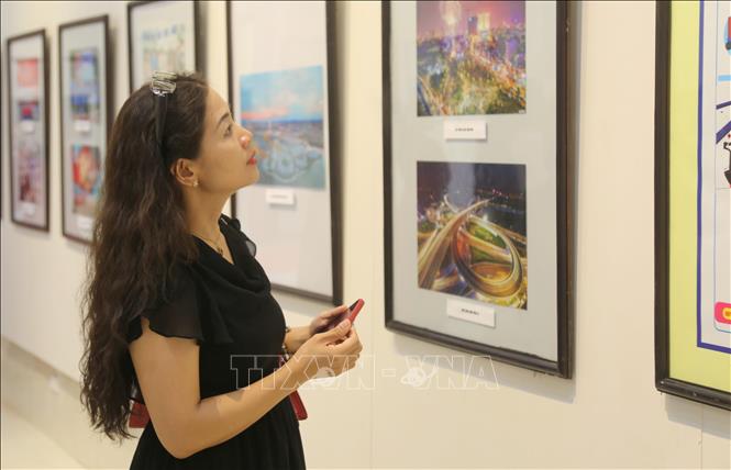 Du khách xem triển lãm. Ảnh: Minh Thu - TTXVN