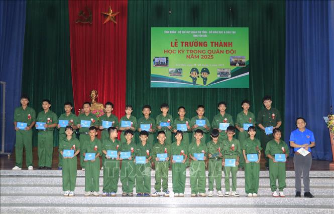 Dịp này, Ban Tổ chức đã trao giấy chứng nhận cho các chiến sĩ nhí xuất sắc trong khóa học Học kỳ quân đội năm 2025. Ảnh: Tiến Khánh - TTXVN