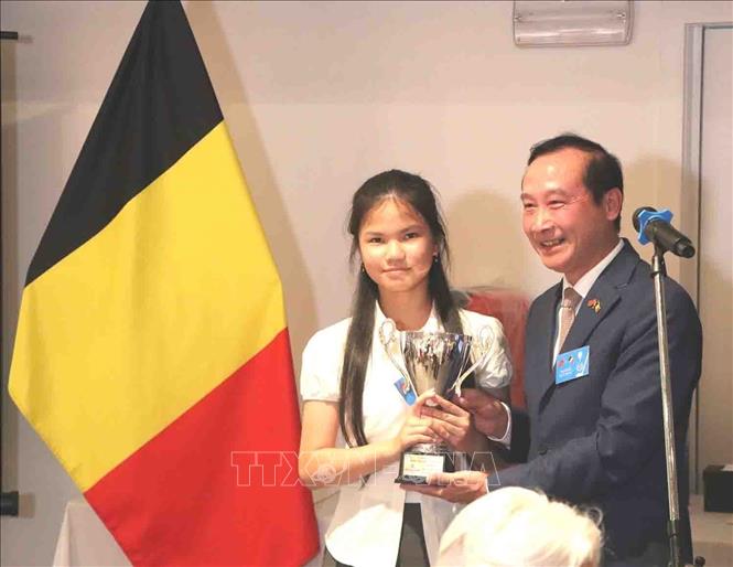 Đại sứ Việt Nam tại Bỉ và EU, Nguyễn Văn Thảo trao giải quán quân nữ cho cháu Nguyễn Ngọc Kim Ngân, 13 tuổi, golf thủ trẻ tuổi nhất giải. Ảnh: Hương Giang - PV TTXVN tại Bỉ