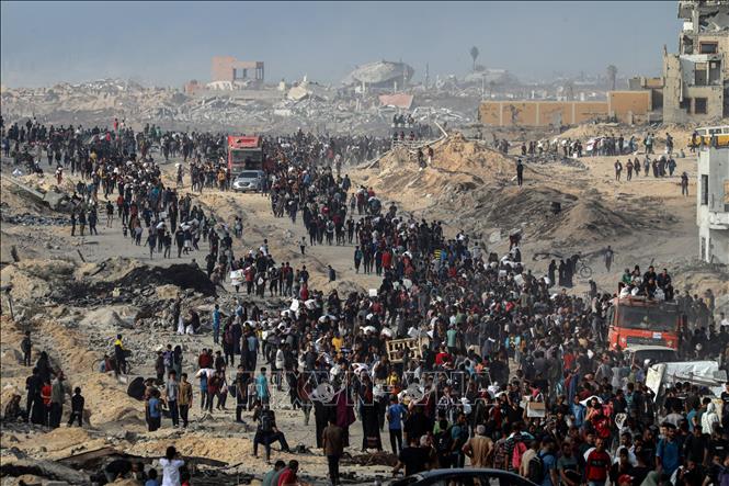 Người dân Palestine nhận hàng cứu trợ tại Gaza. Ảnh: THX/TTXVN