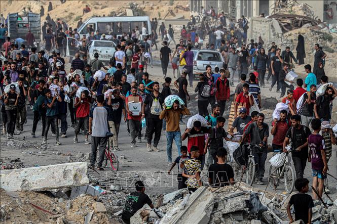 Người dân Palestine nhận hàng cứu trợ tại Gaza. Ảnh: THX/TTXVN