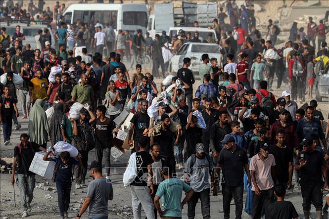 Người dân Palestine nhận hàng cứu trợ tại Gaza. Ảnh: THX/TTXVN