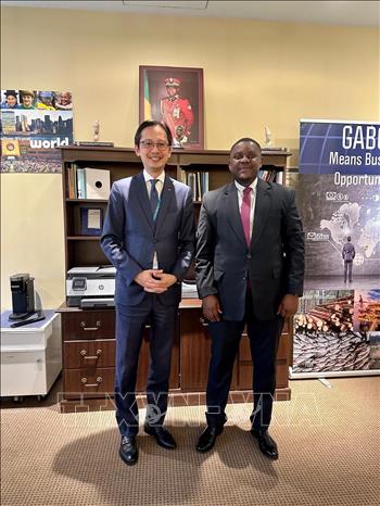 Đại sứ Đỗ Hùng Việt và Đại sứ Gabon. Ảnh: Thanh Tuấn - Phóng viên TTXVN tại Mỹ 