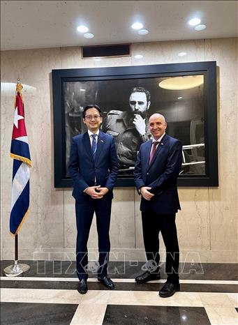 Đại sứ Đỗ Hùng Việt và Đại sứ Cuba. Ảnh: Thanh Tuấn - Phóng viên TTXVN tại Mỹ
