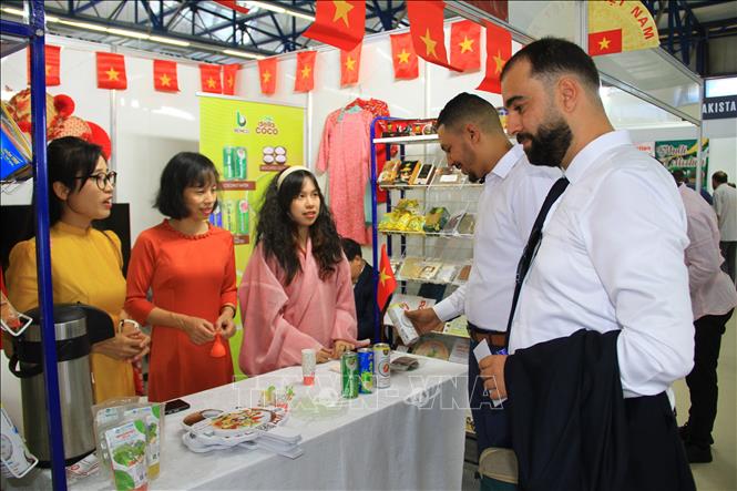Đại diện các doanh nghiệp tìm hiểu thông tin về các đối tác Việt Nam. Ảnh: Trung Khánh-PV TTXVN tại Algeria