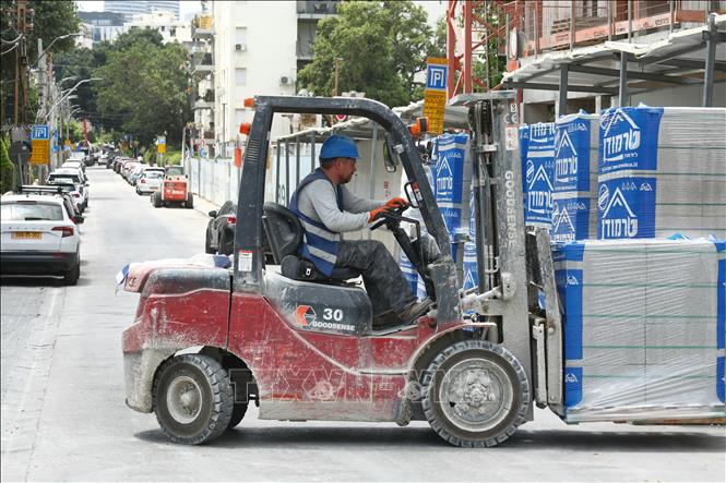 Công nhân làm việc tại công trường xây dựng ở Tel Aviv, Israel ngày 24/6/2025, sau khi thỏa thuận ngừng bắn Israel - Iran chính thức có hiệu lực. Ảnh: THX/TTXVN