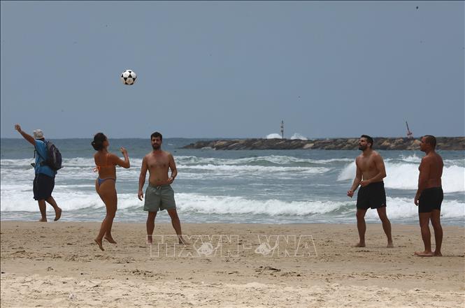 Người dân chơi thể thao trên bãi biển tại Tel Aviv, Israel ngày 24/6/2025, sau khi thỏa thuận ngừng bắn Israel - Iran chính thức có hiệu lực. Ảnh: THX/TTXVN
