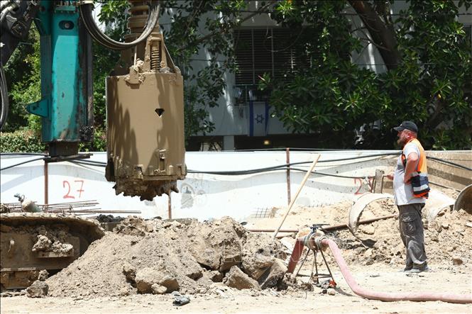 Công nhân làm việc tại công trường xây dựng ở Tel Aviv, Israel ngày 24/6/2025, sau khi thỏa thuận ngừng bắn Israel - Iran chính thức có hiệu lực. Ảnh: THX/TTXVN