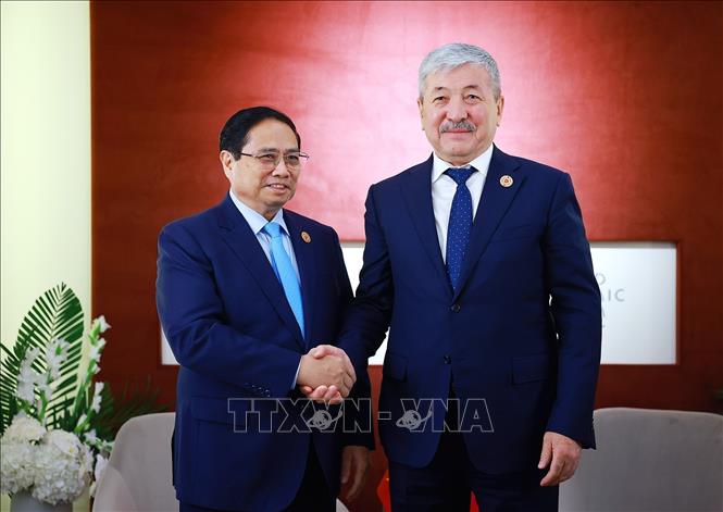 Thủ tướng Phạm Minh Chính gặp Thủ tướng Kyrgyzstan Adylbek Kasimalyev. Ảnh: Dương Giang-TTXVN 
