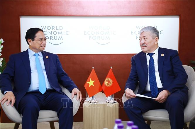 Thủ tướng Phạm Minh Chính gặp Thủ tướng Kyrgyzstan Adylbek Kasimalyev. Ảnh: Dương Giang-TTXVN 
