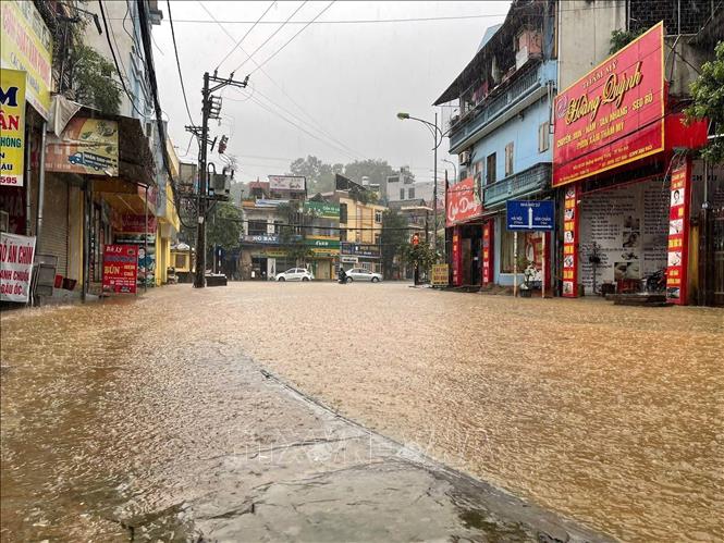 Khu vực giao giữa đường Quang Trung và Điện Biên bị ngập do mưa lớn. Ảnh: TTXVN phát