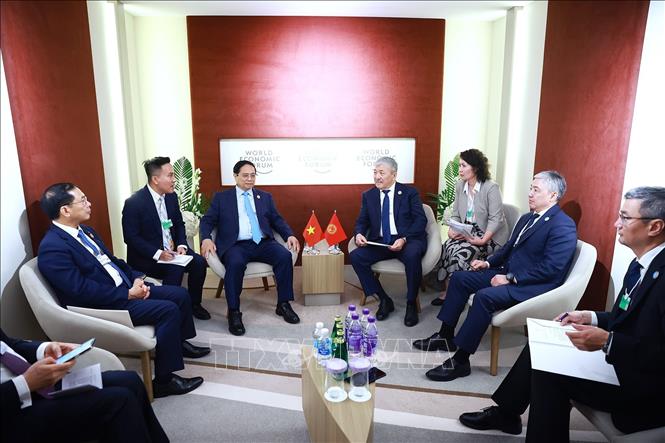 Thủ tướng Phạm Minh Chính gặp Thủ tướng Kyrgyzstan Adylbek Kasimalyev. Ảnh: Dương Giang-TTXVN 
