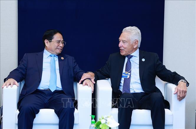 Thủ tướng Phạm Minh Chính gặp Chủ tịch lâm thời WEF Peter Brabeck-Letmathe. Ảnh: Dương Giang-TTXVN
