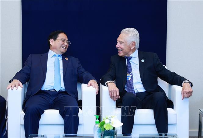 Thủ tướng Phạm Minh Chính gặp Chủ tịch lâm thời WEF Peter Brabeck-Letmathe. Ảnh: Dương Giang-TTXVN