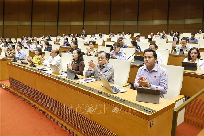 Đại biểu Quốc hội đồng thuận thông qua các luật và nghị quyết. Ảnh: Doãn Tấn - TTXVN