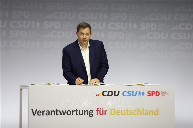 Ông Lars Klingbeil, lãnh đạo đảng Dân chủ xã hội Đức, ký thỏa thuận thành lập Chính phủ liên minh, tại Berlin, ngày 5/5/2025. Ảnh: THX/TTXVN