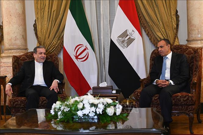 (Tư liệu) Ngoại trưởng Ai Cập Badr Abdelatty (phải) và Ngoại trưởng Iran Abbas Araghchi tại cuộc gặp ở Cairo, Ai Cập, ngày 17/10/2024. Ảnh: THX/TTXVN