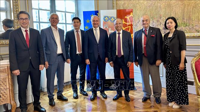 Đại sứ Đinh Toàn Thắng và đoàn công tác chụp ảnh lưu niệm với lãnh đạo thành phố Toulouse. Ảnh: Thu Hà - P/v TTXVN tại Pháp 