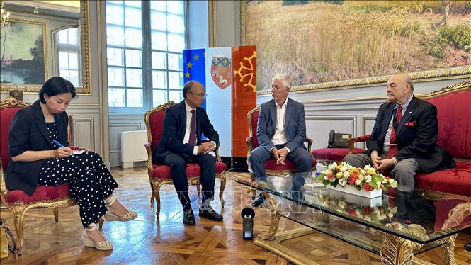 Phó Thị trưởng thành phố Toulouse Jean-Claude Dardelet tiếp Đại sứ Đinh Toàn Thắng tại Tòa thị chính. Ảnh: Thu Hà- P/v TTXVN tại Pháp 