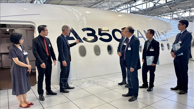 Đại sứ Đinh Toàn Thắng và đoàn công tác thăm và làm việc tại Tập đoàn Airbus ở Toulouse. Ảnh: Thu Hà-P/v TTXVN tại Pháp 