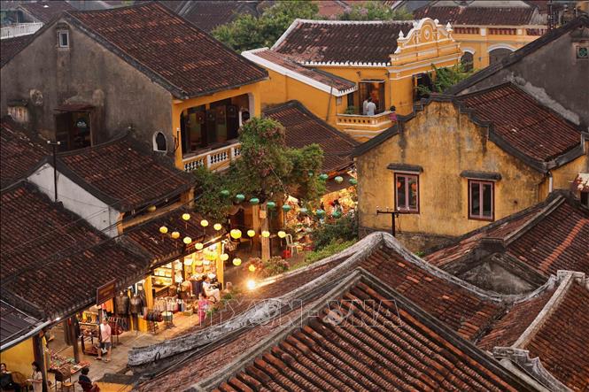Khi phố lên đèn, những chiếc đèn lồng lung linh không chỉ thắp sáng không gian mà còn thắp lên cả 